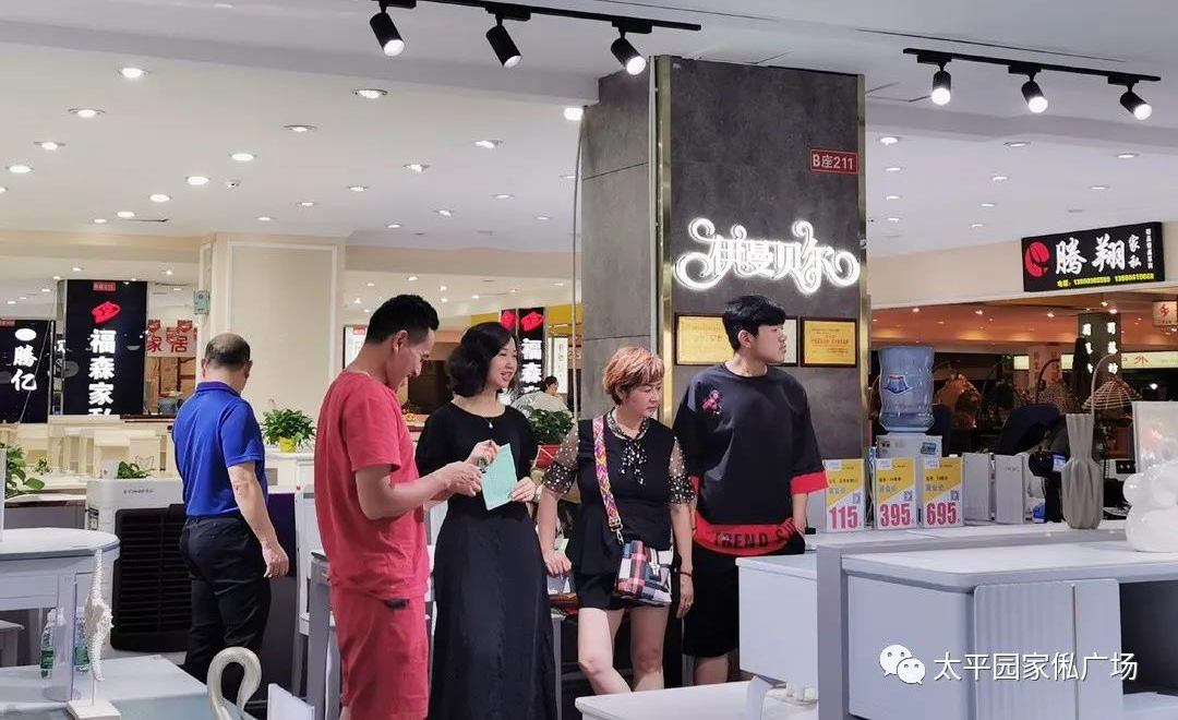 1597894275104472.jpg 商家为远道而来的经销商细心讲解.jpg