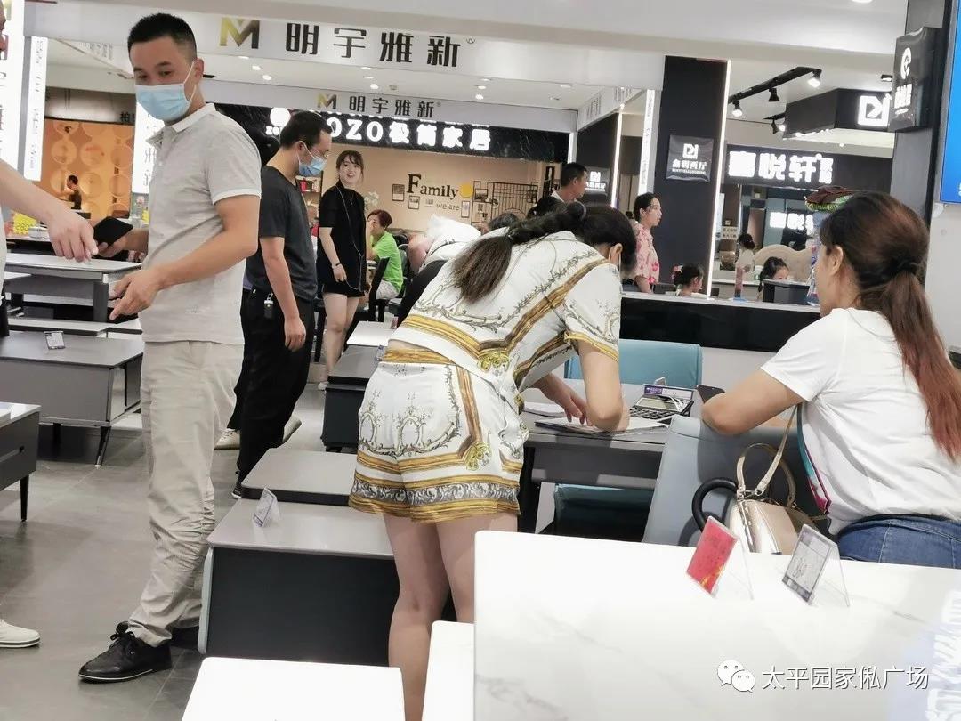 1597894280619829.jpg 现场热销,开单不停.jpg